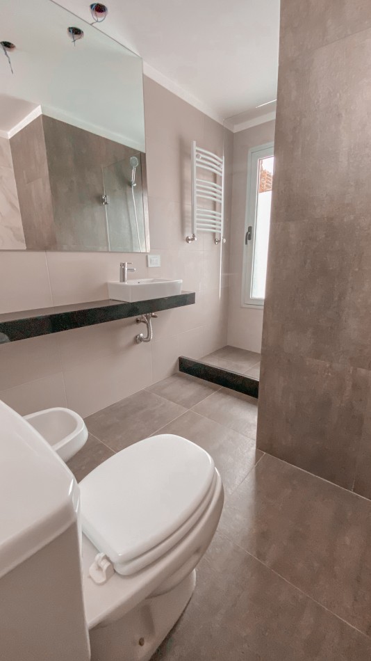 Venta | 2 dormitorios con balcon y cochera | Ov Lagos 1141