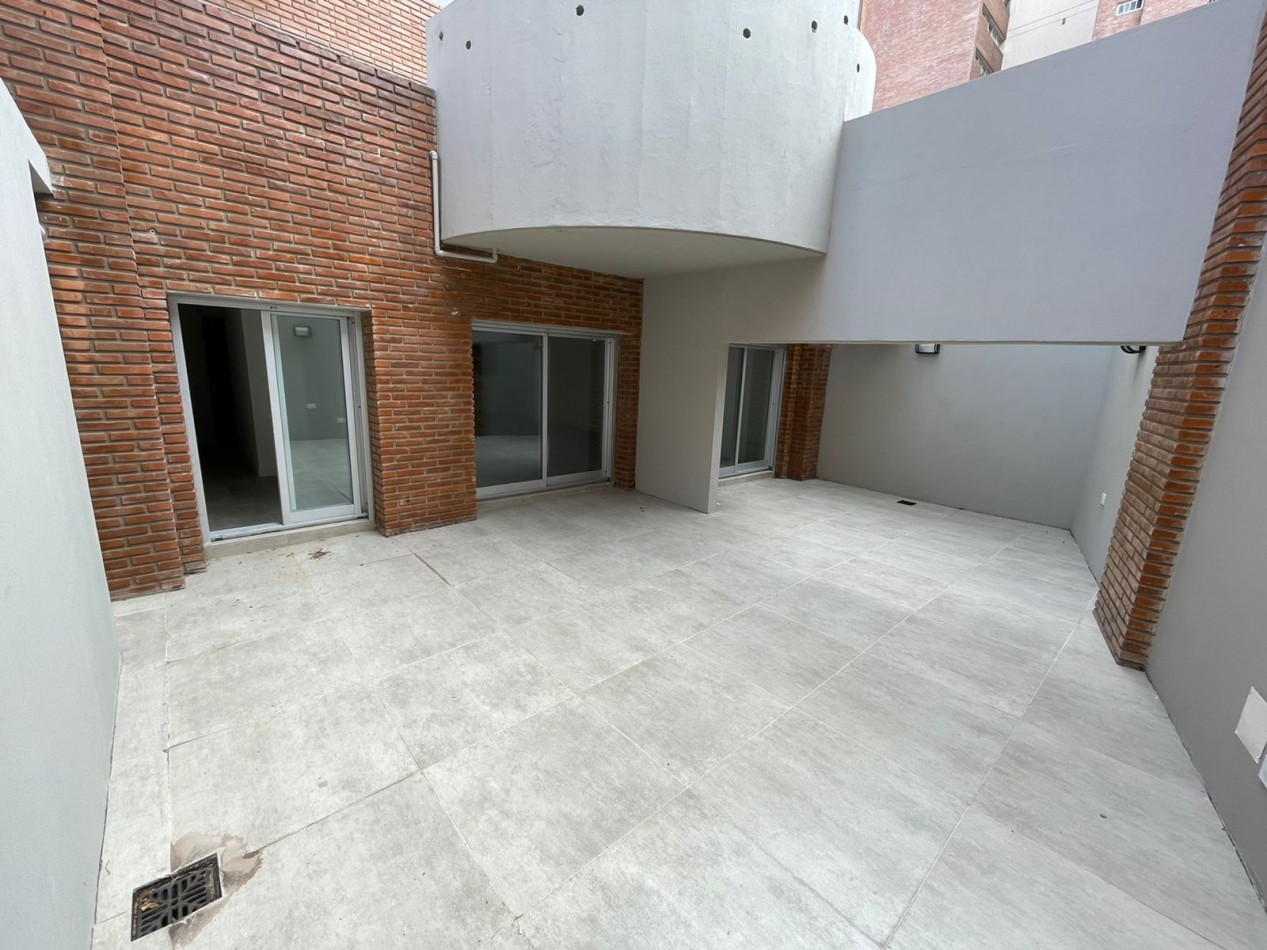 Alquiler | Oficinas con patio | Av Pellegrini 2618